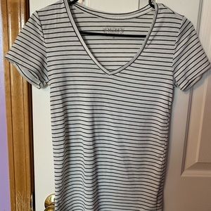 xsmall white and black Mudd T-shirt